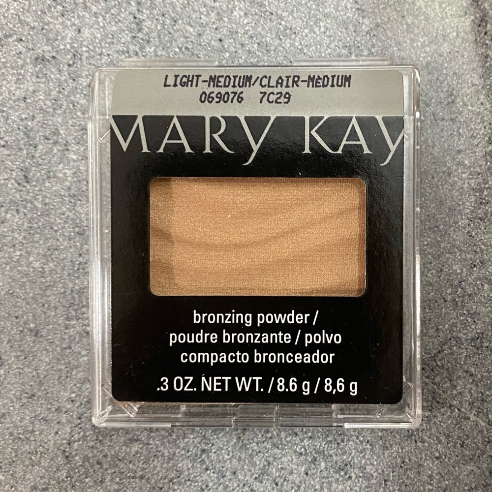 NEW!! Rare and Discontinued Mary Kay Bronzing Powder Light to Medium #069076